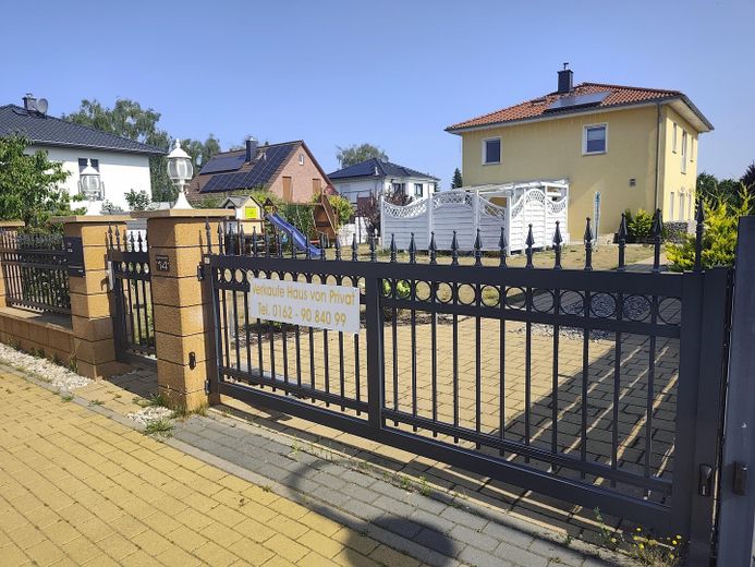 neuwertige smarte Stadtvilla in Bernau bei Berlin ideal für Familien – Aussenansicht Straße