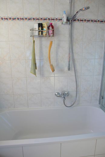 مضيئة ومجددة: شقة من 3 غرف في ميندن بالقرب من نهر فيزر - بدون عمولة – Badewanne mit Duschabtrennung