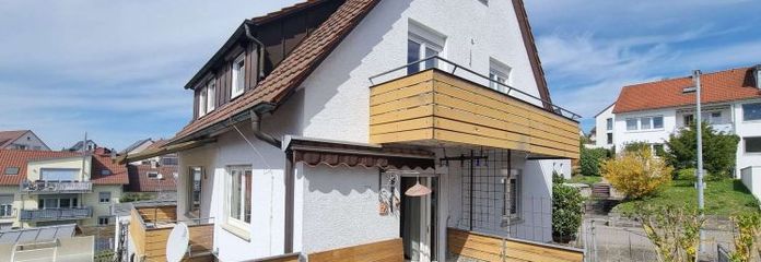 Freistehendes, renovierungsbedürftiges Haus mit 2 Garagen