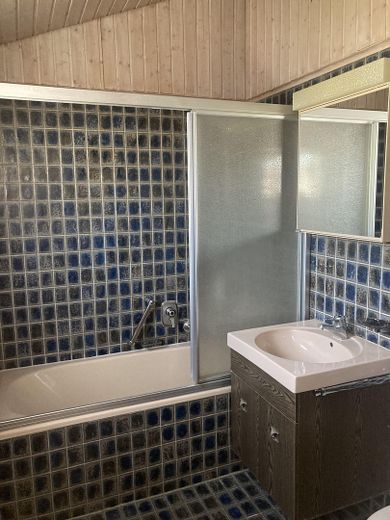 Casa indipendente e spaziosa in una posizione tranquilla e privilegiata (Bietigheim-Lug) – obiges Bad