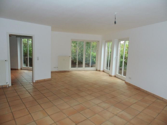 Wohnerlebnis am Jenischpark: traumhafte Erdgeschoßwohnung mit eigenem Garten von Privat – Wohnbereich