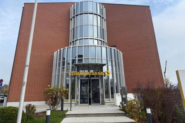 Superficie commerciale in posizione centrale a Selb - ca. 630 m² su 2 piani (1° e 2° piano) - accessibile senza barriere con ascensore - con garage sotterraneo - buona raggiungibilità