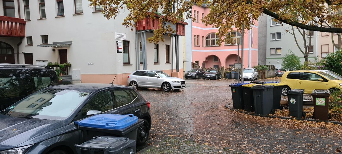 Parkplätze hinter dem Haus