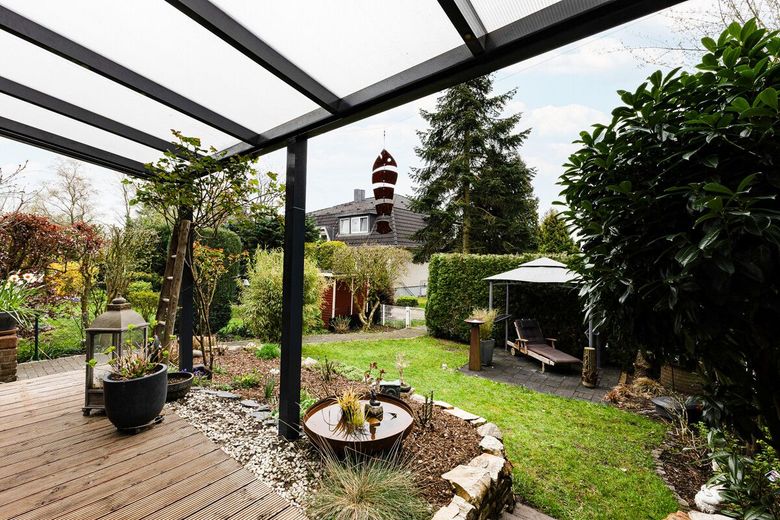 Modernisiertes Familienparadies: Sehr gepflegtes ERH mit Kamin, Sauna &amp; Garage – Terrasse &amp; Garten