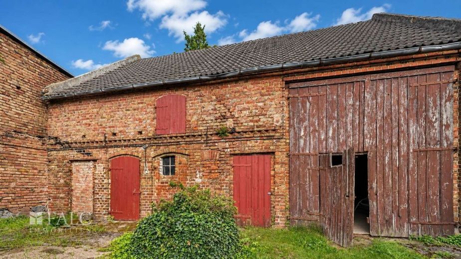 Historisches Hofensemble mit Wohnhaus, Scheune, Garten und Entwicklungspotenzial – Historische Backsteinscheune mit charaktervollen Holztoren