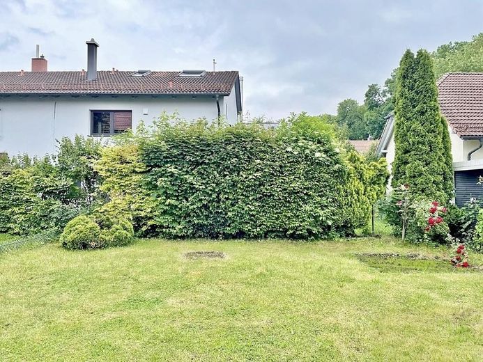 Luminoso appartamento mansardato di 3 locali a Monaco-Allach con posto auto e porzione di giardino privata – Gartenanteil
