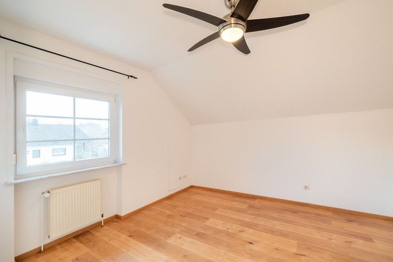 Einfamilienhaus mit Einliegerwohnung, Doppelgarage und Garten. Willkommen in Horhausen! – Kinderzimmer II im Dachgeschoss