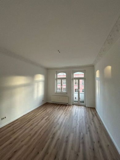 Großzügige und vermietete 2-Zi. mit EBK, 2xBalkon und Laminat in zentraler Lage – PHOTO-2024-10-28-16-12-22
