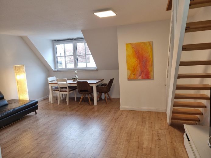 Світла 4-кімнатна мезонет-квартира у Фюрті, бл. 111 м² житлової та корисної площі, балкон, ліфт і підземний гараж, без комісії – Wohnzimmer