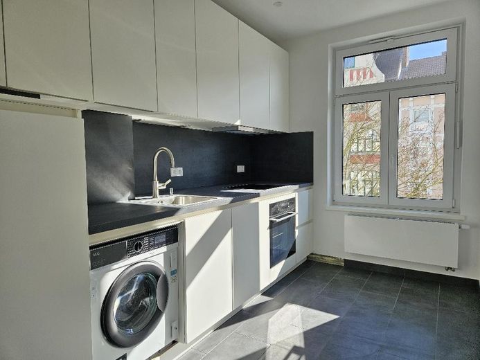 Erstbezug nach Sanierung – 2‑Zimmer‑Wohnung ideal auch für 2er‑WG in Top‑Lage Eppendorf – Küche inkl. Waschtrockner