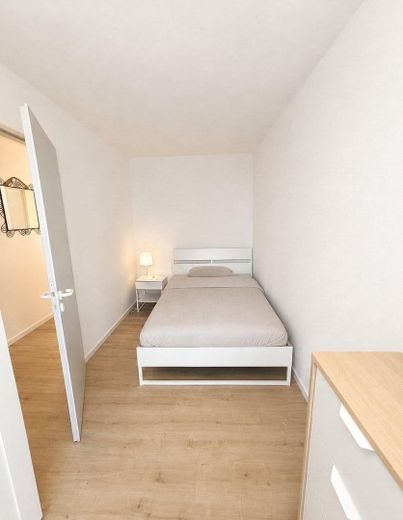 Gepflegte 2-Zimmer-Wohnung mit Südwest-Terrasse, separatem Aufgang und Tiefgaragenstellplatz – Schlafzimmer- weitere Ansicht