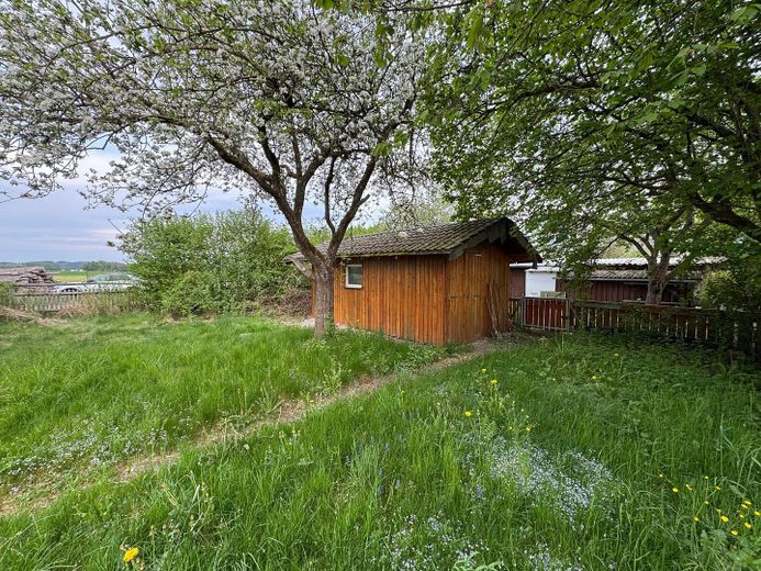 9-room two-family house on a 1080 m² plot, directly beside the railway tracks, 15 minutes by train to Munich – Gartenhaus mit Sauna