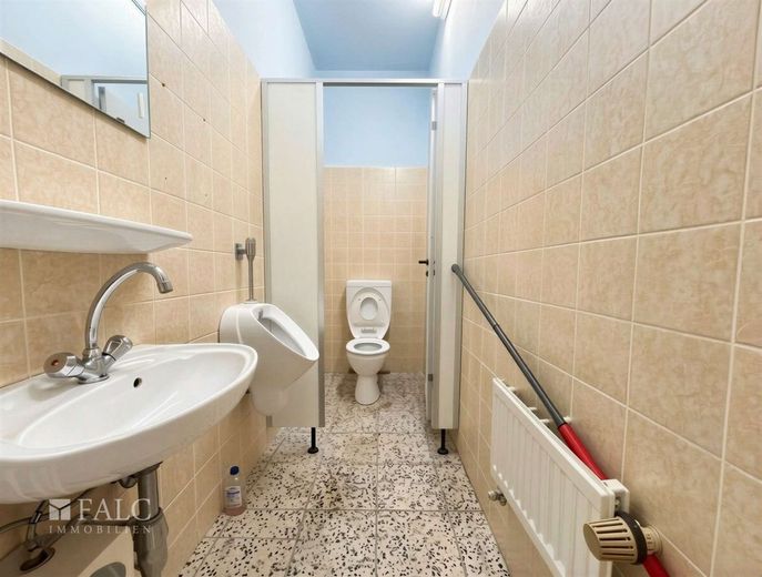 Vielseitige Gewerbeeinheit mit großer Schaufensterfront in guter Lage – Badezimmer