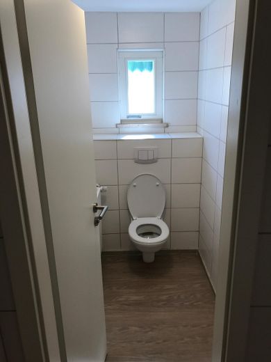 Wspaniała przestronna nieruchomość komercyjna z atrakcyjnymi możliwościami użytkowania w Marktoberdorf – Zdjęcie 9