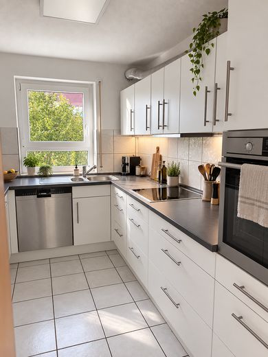 Céntrico y tranquilo: piso de 4 habitaciones con balcón en el corazón de Maichingen – Küche