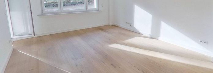 Helle 2-Zimmer-Wohnung mit Tageslichtbadezimmer und großem Balkon – Ansicht I: Wohn- und Esszimmer