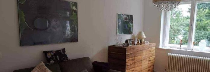 شقة مشتركة من 3 غرف، شرفة، طابق علوي في تسيلندورف – Wohnzimmer