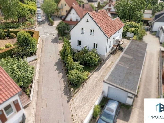 Einfamilienhaus mit 5 Zimmern, Keller & großem Garten für handwerklich versierte Interessenten – Foto 1