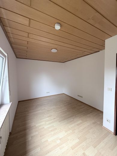 Großzügige, frisch teilrenovierte 104 qm² Erdgeschoßwohnung mit Balkon in Fronhausen – Kinderzimmer