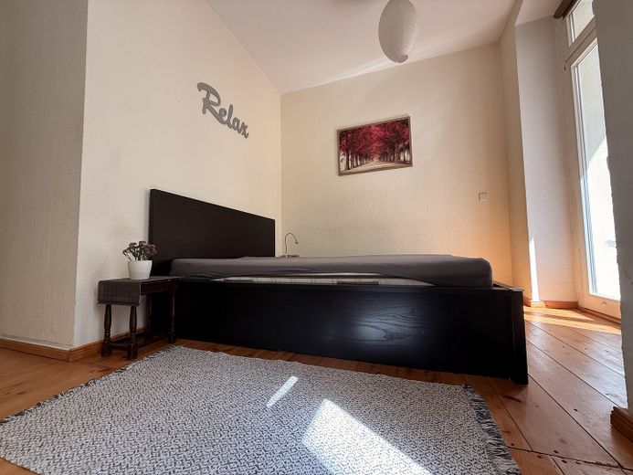 Provisionsfreie, bezugsfreie und gemütliche 2-Zimmer-Wohnung im Herzen von Berlin-Mitte – Zugang zu Schlafzimmer und Bal