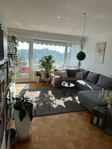 Appartamento soleggiato di 2,5 locali a Germering + box auto sotterraneo – Wohnzimmer mit Balkon