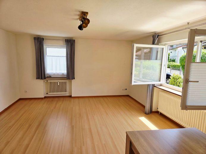 Super Lage: Attraktive 2 Zi, Kü, Bad, Keller, Trockenraum, Stellplatz, Garten zur Mitbenutzung – Viel Platz für Schönes
