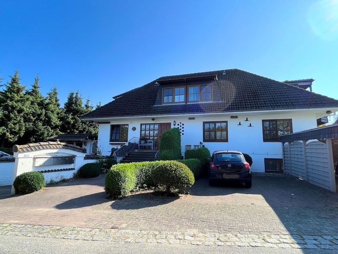 Charmante vermietete Souterrain-Wohnung mit 3 Zimmern, Einbauküche und separatem Eingang in ruhiger Lage – Hausansicht