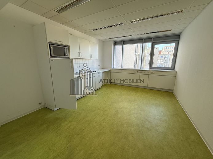 ATIK: Provisionsfreie Büroflächen in bester Lage am Ludwigsplatz – Teeküche und Aufenthaltsbereich