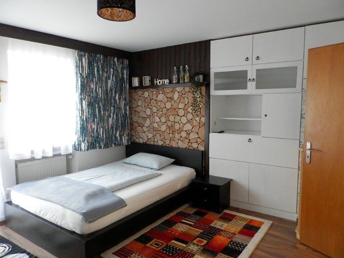 Ekskluzywna nieruchomość nad rzeką Neufnach – przestronne mieszkanie na działce o powierzchni ok. 1700 m² – Whg EG möbliert vermietet