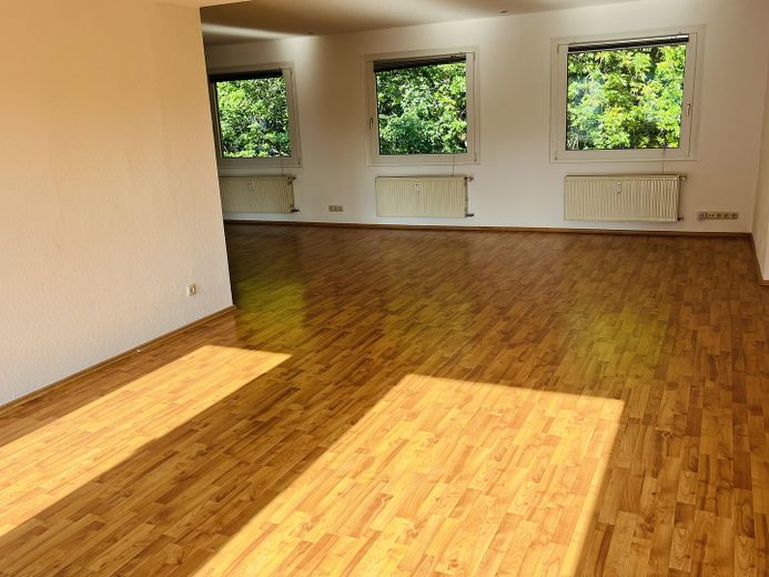 Dachterrasse mit Blick ins Grüne. Ganz oben. Ganz für sich. Ganz ruhig. Mitten im Wasserviertel. – Wohnzimmer