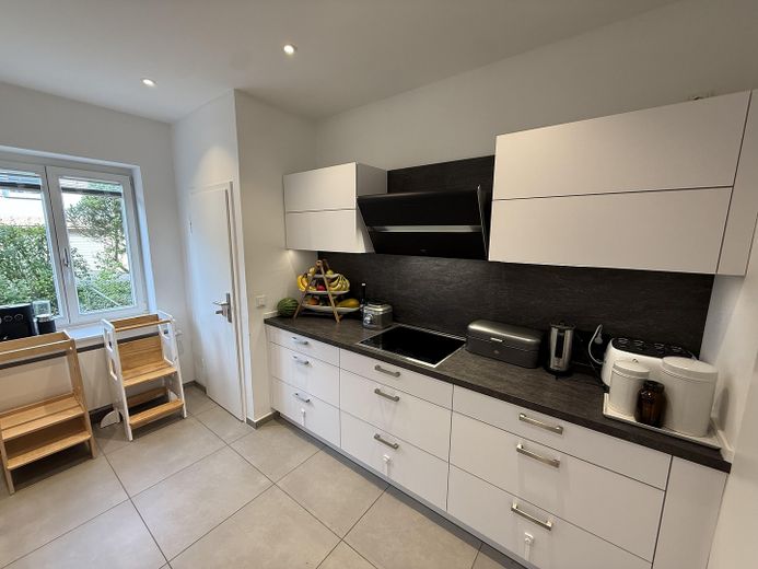 Hochwertig renovierte Erdgeschosswohnung am Mulang – 157 m², Wintergarten, Terrasse & 2 Bäder – Küche