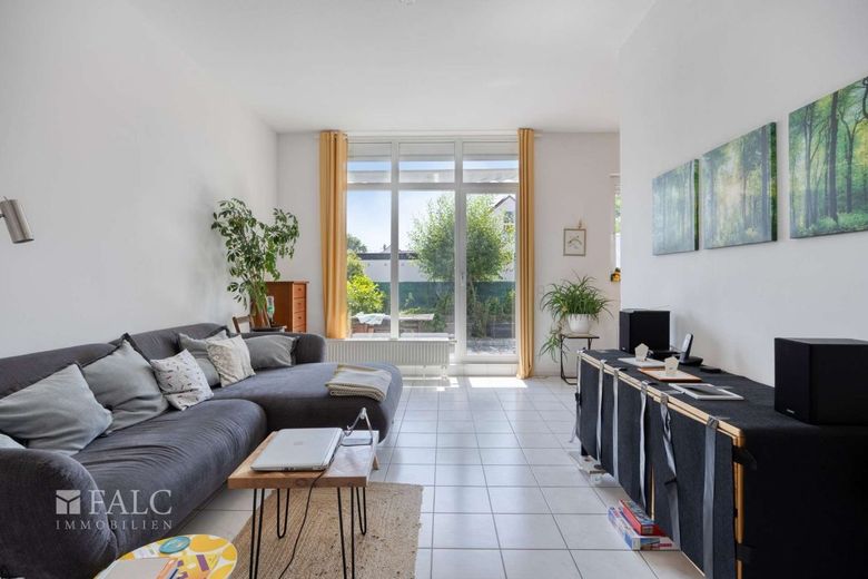 Appartamento condominiale di 2 locali affittato con giardino e garage a Köln-Widdersdorf – Wohnzimmer