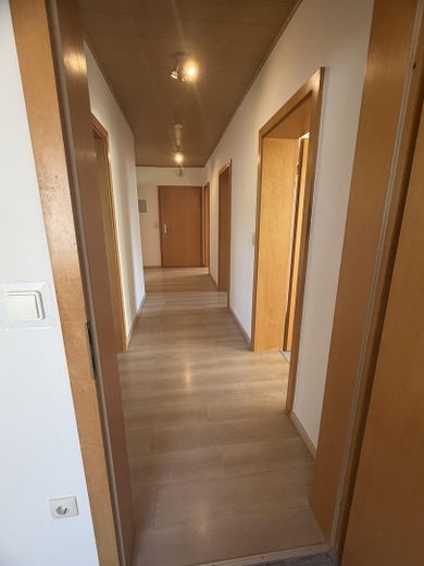 Helle 3,5-Zimmer-Wohnung mit Südbalkon – komfortables Zuhause am Stadtrand von Regensburg – Flur