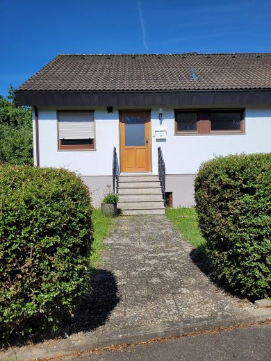 Odnowiony dom jednorodzinny: cud przestrzeni w centralnej i spokojnej lokalizacji – elastyczne możliwości wykorzystania – Haus (außen, Frontseite)