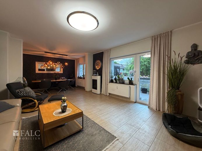 Helle Etagenwohnung mit Balkon und Tageslichtbad – Wohnzimmer