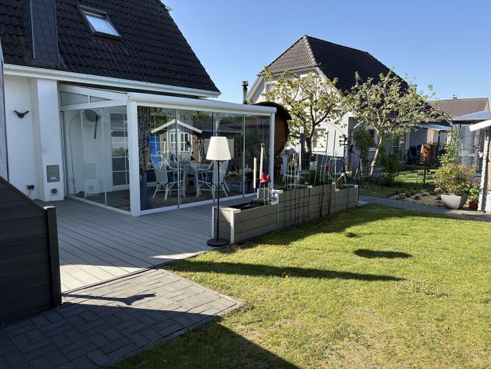 Terrasse mit Hochbeeten