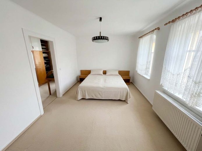 RUHIGES WOHNEN AM STADTRAND – Schlafzimmer