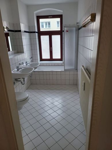 Großzügige 2-Zimmer mit Balkon, EBK, Wannenbad und Laminat in zentraler Lage! SP mgl. – Foto Nachbarwohnung