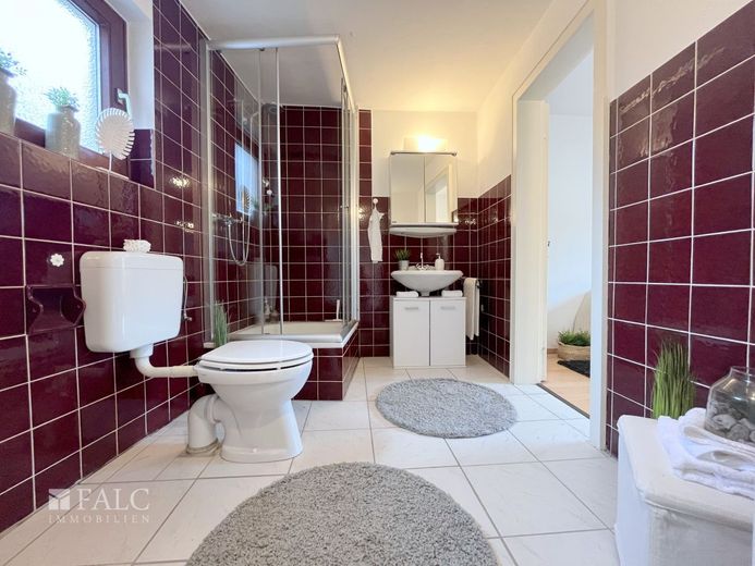 Seltene Gelegenheit: Großzügiges Mehrgenerationenhaus zum nahezu Bodenwertpreis! – EG-Wohnung_Badezimmer