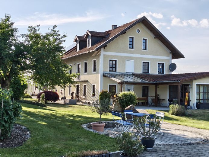 Unverbaubare Alleinlage - perfekte Anbindung in die Stadt und nach Passau, naturnah wohnen! – Wohnhaus 