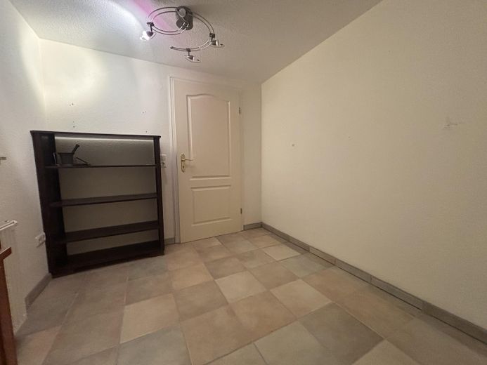 Einfamilienhaus auf großem Grundstück – Raum mit Küchenanschluß