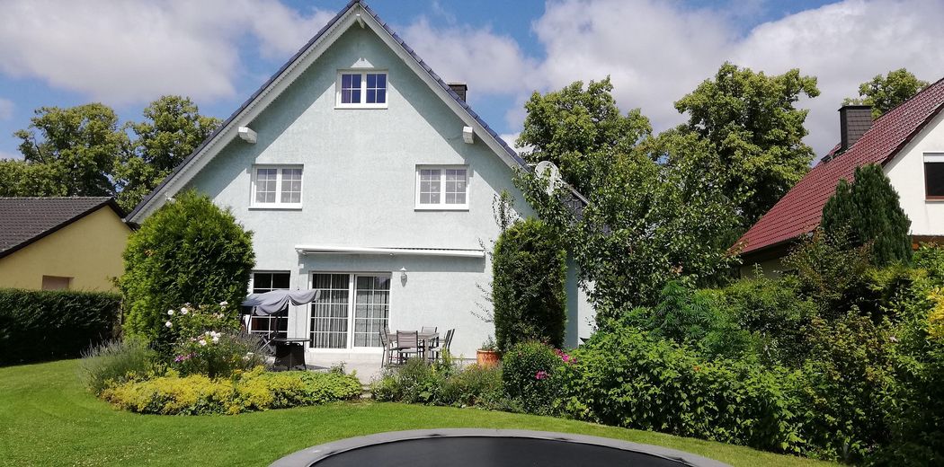 Stilvolles Einfamilienhaus mit großem Grundstück und vielseitigen Nutzungsmöglichkeiten – Rückansicht von SSW
