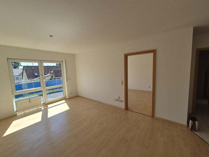 Provisionsfrei - Lichtdurchfluteter Wohnraum mit großem Balkon – Blick v. WZ z. SZ