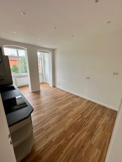 Lichtdurchflutete Altbauwohnung mit Einbauküche und Loggia - Erstbezug nach Sanierung – Wohnküche