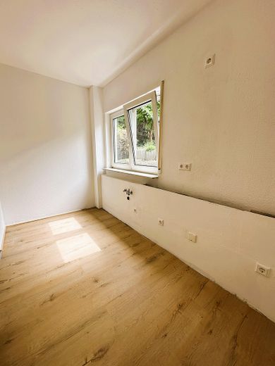 Ristrutturato con finiture di pregio: appartamento di 2,5 locali con terrazza e posto auto – Küche, bereit für ind. Planung