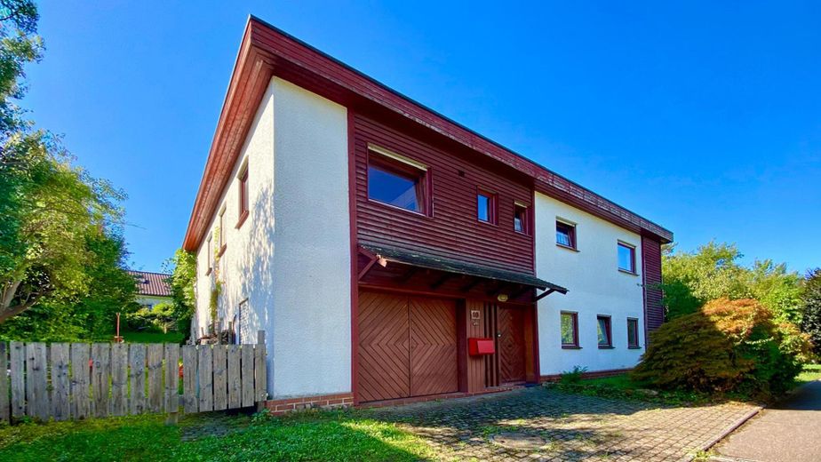 Freistehendes Wohnhaus mit großzügigem Grundstück - provisionsfrei direkt vom Eigentümer – Ansicht vom Pommernweg aus