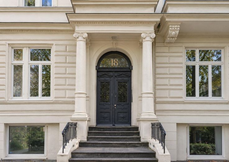 Stilvolle 2 Zimmer Altbauwohnung in der Belleetage in Hamburg-Harvestehude - – Aussenansicht Eingang