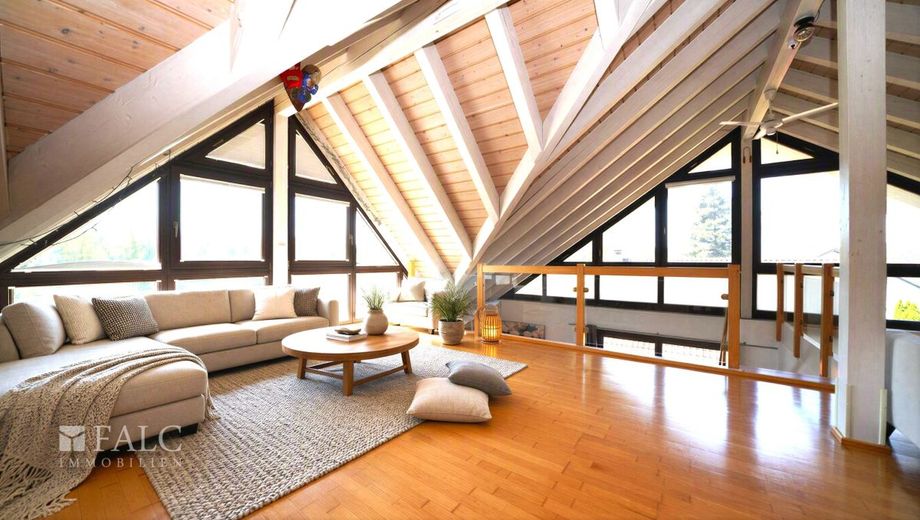 Traumhafte 5-Zimmer Maisonette-Wohnung mit offener Galerie und 2 Stellplätzen! - FALC Immobilien – Offene Galerie zum wohlfühlen