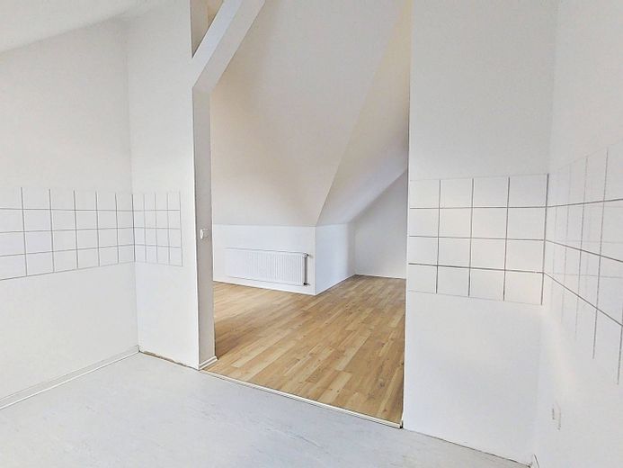 NIENTE ONERI PER IL RISCALDAMENTO, MA 2 CANONI NETTI GRATUITI: Appartamento mansardato di 2 locali dalla disposizione particolare, con vasca da bagno – Ansicht III: Küche (1.OG)