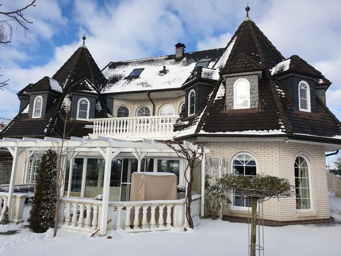 Provisionsfreies, schönes Haus mit Hauptwohnung + 2 Einliegerwohnungen. Mit schönem Garten – Terasse im Winter